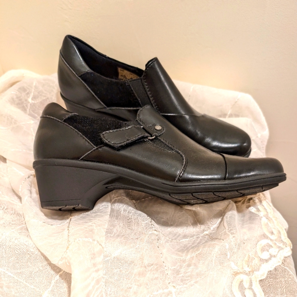 Earth Origins black leather shoes with arch support built in.